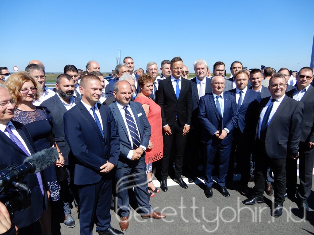 Átadták az M4-es autópálya Ártándig tartó szakaszát34